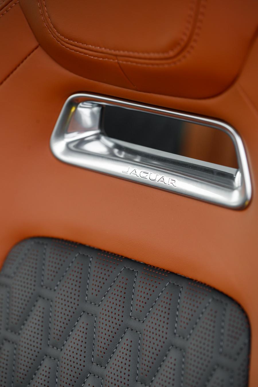 Детали интерьера Jaguar F-Pace SVR 2018 года  (WW) (фото 113 из 115)